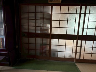 ゴミが天井近くまで積みあがっている