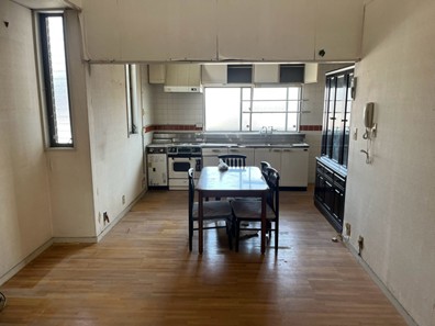 ゴミが天井近くまで積みあがっている